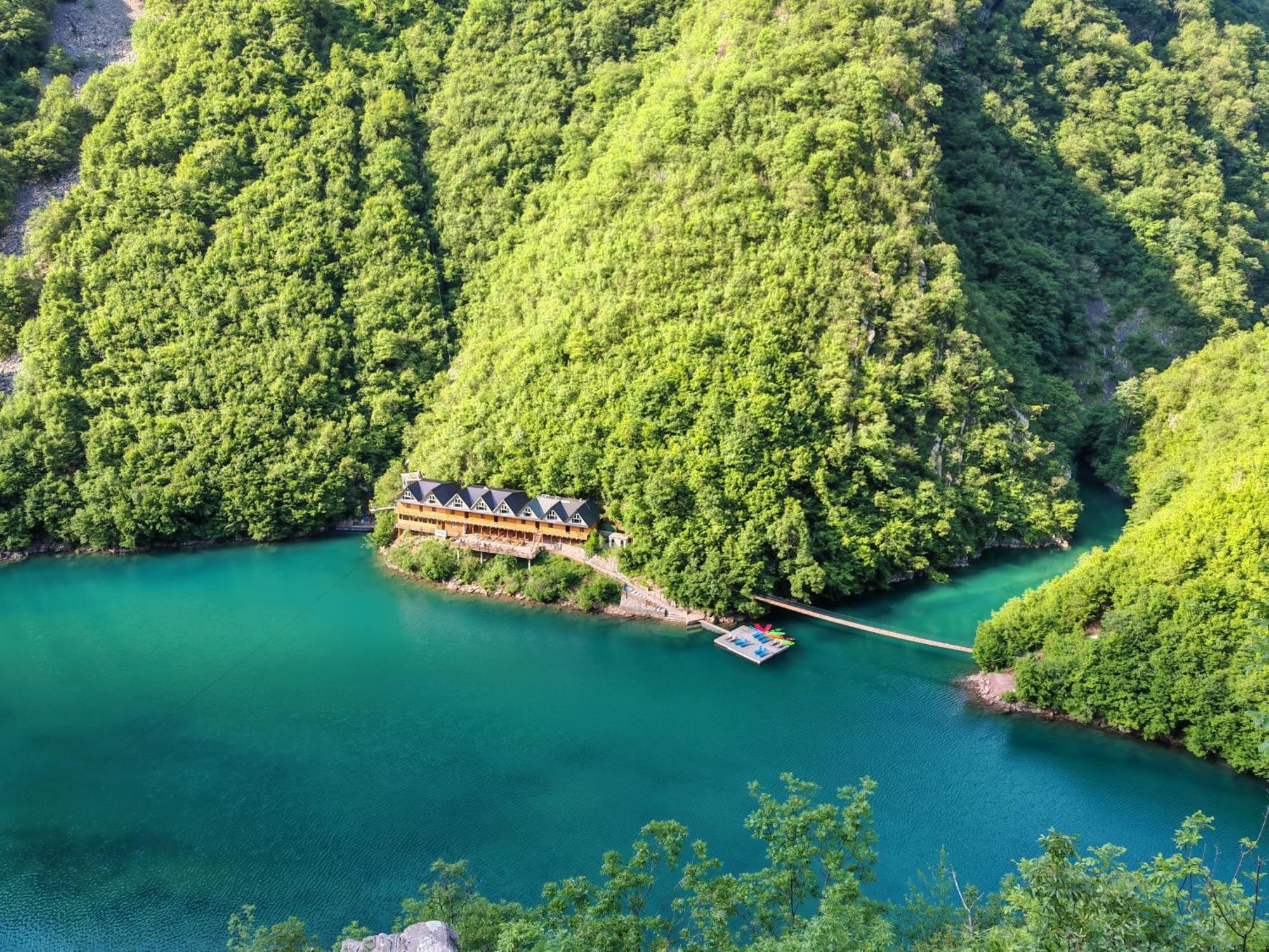 Riverside Komani Hostel *