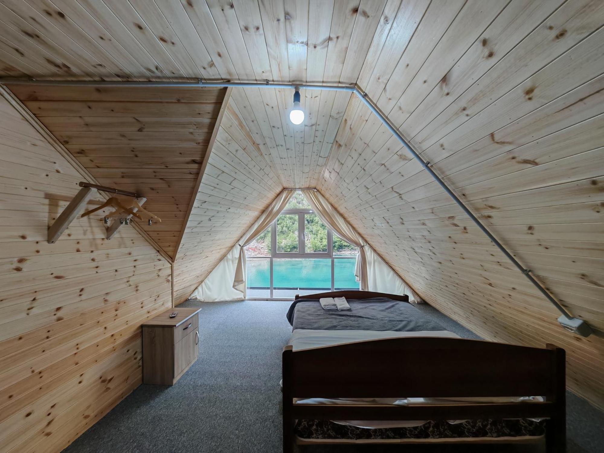 Riverside Komani Hostel *
